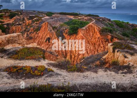 Paesaggio costiero panoramico dell'Algarve con burrone a Lagos, Portogallo meridionale. Foto Stock