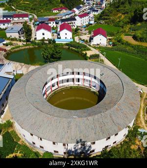 Anqing, Cina. 23 luglio 2024. Un edificio quadrato e un edificio rotondo sono visibili nella cittadina di Maojianshan, contea di Yuexi, ad Anqing, Cina, il 22 luglio, 2024. (foto di Costfoto/NurPhoto) credito: NurPhoto SRL/Alamy Live News Foto Stock