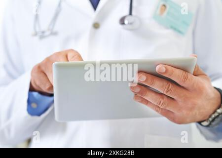 Mani, assistenza sanitaria e tablet con medico nel primo piano dell'ospedale per appuntamento, check-up o cartelle cliniche. Medicina, assicurazione e ricerca con Foto Stock