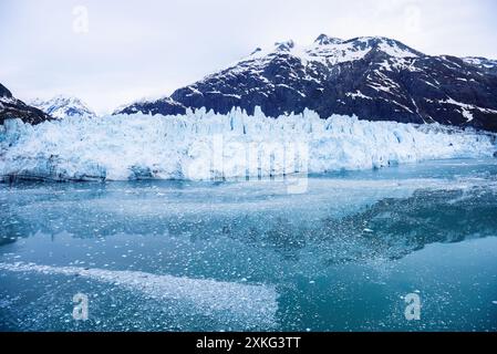 Ghiacciaio e montagne che si riflettono nelle fredde acque del Glacier Bay National Park and Preserve. Alaska. Foto Stock