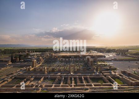 Rovine dell'antica città di Persepoli, capitale del primo impero persiano dal 500 a.C. circa e sito mondiale dell'UNESCO a nord-est di Shiraz, Iran Foto Stock