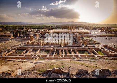 Rovine dell'antica città di Persepoli, capitale del primo impero persiano dal 500 a.C. circa e sito mondiale dell'UNESCO a nord-est di Shiraz, Iran Foto Stock