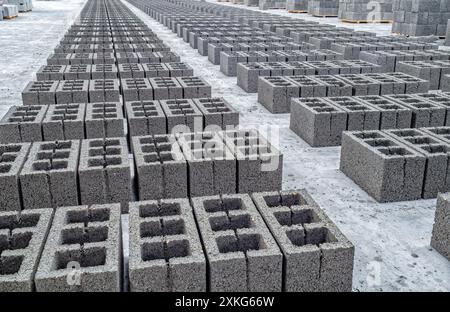 Blocchi di cemento, materiale da costruzione in forma di mattoni grigi. Da utilizzare in cantiere. Foto Stock