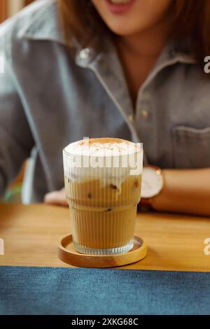 Sinfonia in un bicchiere, questo cappuccino meticolosamente realizzato vanta un'eleganza stratificata, coronata da grazia spumeggiante. Foto Stock