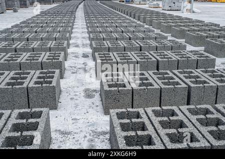 Blocchi di cemento, materiale da costruzione in forma di mattoni grigi. Da utilizzare in cantiere. Foto Stock