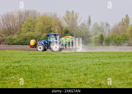 Il trattore fertilizza il campo con fertilizzante artificiale , Germania, Baviera, Erdinger Moos Foto Stock