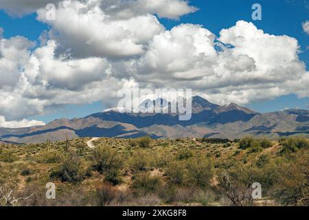 Montagne impressionanti Four Peaks nella Tonto National Forest, USA, Arizona, Mazatzal Mountains, Phoenix Foto Stock