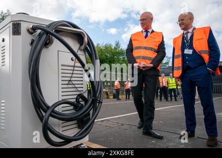 Il primo ministro scozzese John Swinney con il co-fondatore di Zenobe Steven Meersman (a destra) durante una visita per incontrare un innovativo consorzio di operatori di autobus, guidato da Zenobe, e confermare il sostegno del governo scozzese per il trasporto pubblico a emissioni zero attraverso la Scozia, presso il deposito Stagecoach di Dunfermline. Data foto: Martedì 23 luglio 2024. Foto Stock