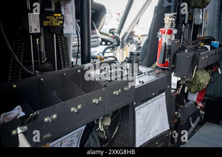 Una vista interna di un elicottero Sikorsky Black Hawk UH60M durante il Farnborough International Airshow, il 22 luglio 2024, a Farnborough, in Inghilterra. Il Sikorsky UH-60 Black Hawk è un elicottero militare a quattro pale, bimotore, a sollevamento medio prodotto dalla Sikorsky Aircraft - elicottero armato per fornire la soppressione del fuoco quando sostiene le truppe di terra, i ruoli MEDEVAC e come scorta armata. Foto Stock