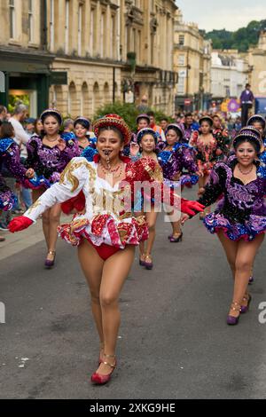 I ballerini di Caporales in costumi ornati si esibiscono al carnevale annuale mentre progredisce attraverso le strade della storica città di Bath nel Somerset. Foto Stock