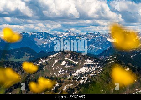 Tour in montagna sul Brunnenauscharte fino all'Hochgrat sul Nagelfluhkette nell'Allgau Foto Stock