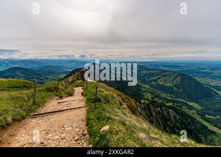 Tour in montagna sul Brunnenauscharte fino all'Hochgrat sul Nagelfluhkette nell'Allgau Foto Stock