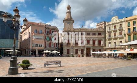 Reus, Spagna - 13 luglio 2024: Una vista su piazza Placa del Mercadal a Reus, Catalogna, Spagna, presieduta dall'Ajuntament, il consiglio comunale, nel Th Foto Stock