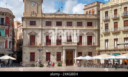 Reus, Spagna - 13 luglio 2024: Una vista dell'Ajuntament, il consiglio comunale, che presiede la piazza Placa del Mercadal a Reus, Catalogna, Spagna Foto Stock