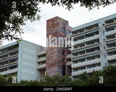 Condomini residenziali presso il Juri-Gagarin-Ring di Erfurt. Architettura dei blocchi prefabbricati. La scala collega le case. Foto Stock