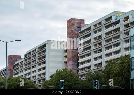 Condomini al Juri-Gagarin-Ring di Erfurt. Quartiere residenziale nel centro di Erfurt. Alloggi a prezzi accessibili nella Germania dell'Est. Foto Stock