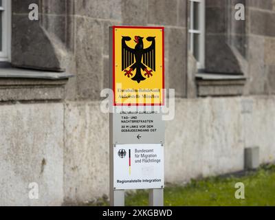 Eisenbahn Bundesamt München sign (ente federale delle ferrovie di Monaco) e Bundesamt für Migration und Flüchtlinge (Agenzia federale delle migrazioni). Foto Stock