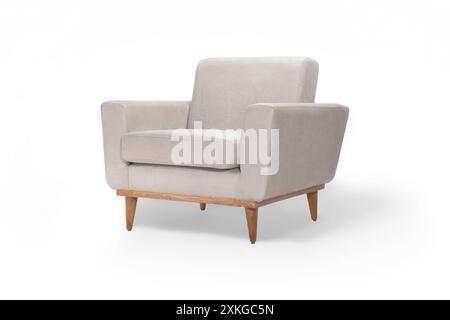 Poltrona grigio chiaro con gambe in legno, vista angolata Foto Stock