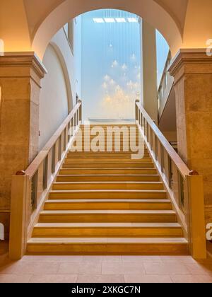 Antica scala storica in marmo con corrimano decorato in una scala nella lobby dell'hotel. Foto di alta qualità Foto Stock