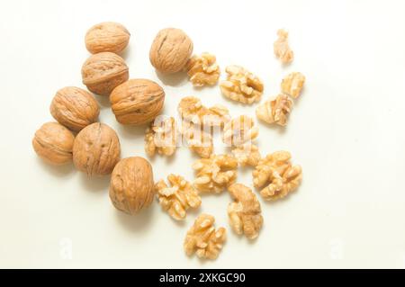 noci con e senza guscio, su sfondo bianco. Foto Stock