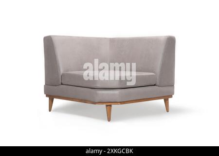 Moderno divano ad angolo grigio con gambe in legno, vista ad angolo. Foto Stock