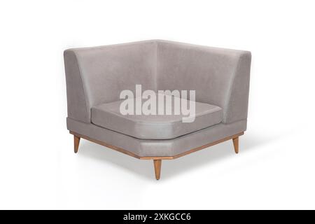 Moderno divano ad angolo grigio con gambe in legno, vista ad angolo Foto Stock