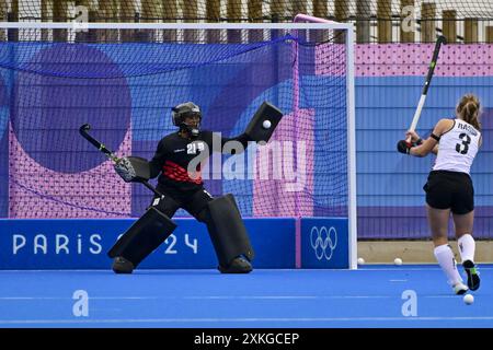 Parigi, Francia. 23 luglio 2024. Il portiere belga Aisling D'hooghe, nella foto, durante una sessione di allenamento della nazionale belga di hockey su ghiaccio femminile delle Panthers rosse, parte dei preparativi per i Giochi Olimpici di Parigi 2024, martedì 23 luglio 2024 a Parigi, Frane. Le Olimpiadi estive del 2024 si svolgono a Parigi dal 26 luglio all'11 agosto. La delegazione belga conta 165 atleti in 21 sport. BELGA FOTO DIRK WAEM credito: Belga News Agency/Alamy Live News Foto Stock