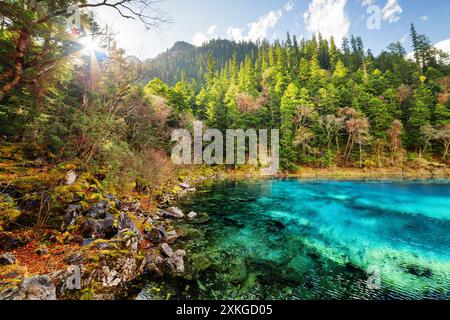 La piscina con cinque colori con acqua azzurra tra le montagne Foto Stock