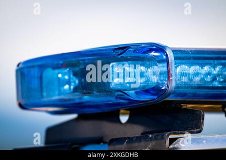 Luce blu per auto della polizia, veicolo di emergenza LED faro di segnalazione, protezione, pubblica sicurezza Foto Stock