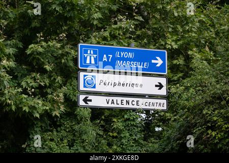I cartelli autostradali francesi utilizzano simboli e colori per dirigersi verso Lione e Marsiglia per una facile navigazione Foto Stock