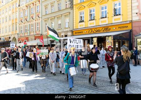 27.04.2024, Breslavia, Polonia, manifestazione di pace contro il conflitto israelo-palestinese a Gaza tenutasi a Breslavia, città vecchia mercato squre foto editoriale Foto Stock