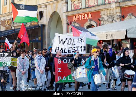 27.04.2024, Breslavia, Polonia, manifestazione di pace contro il conflitto israelo-palestinese a Gaza tenutasi a Breslavia, città vecchia mercato squre foto editoriale Foto Stock