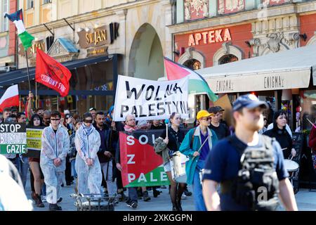 27.04.2024, Breslavia, Polonia, manifestazione di pace contro il conflitto israelo-palestinese a Gaza tenutasi a Breslavia, città vecchia mercato squre foto editoriale Foto Stock