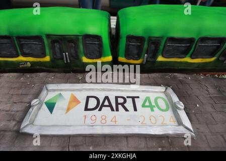 Una torta del treno Dart che segna il 40° anniversario del Dart, alla stazione ferroviaria di Grand Canal Dock. Data foto: Martedì 23 luglio 2024. Foto Stock