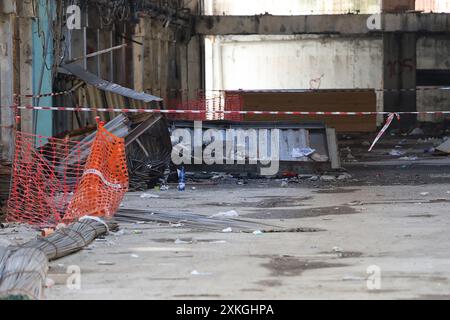 Napoli, Italia, 23 luglio 2024. Il balcone a terra, all'interno dell'edificio nel quartiere Scampia di Napoli, chiamato 'Vela Celeste', è crollato ieri sera, causando due morti e tredici feriti, tra cui sette bambini. Crediti: Marco Cantile/Alamy Live News Foto Stock