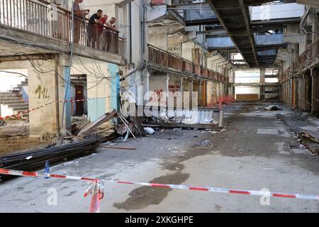 Napoli, Italia, 23 luglio 2024. Il balcone a terra, all'interno dell'edificio nel quartiere Scampia di Napoli, chiamato 'Vela Celeste', è crollato ieri sera, causando due morti e tredici feriti, tra cui sette bambini. Crediti: Marco Cantile/Alamy Live News Foto Stock