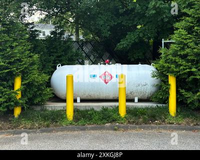 Un grande serbatoio di propano nel parcheggio del Towne Center di Somers, presumibilmente perché non ci sono tubi del gas sotterranei. A Westchester, New York. Foto Stock