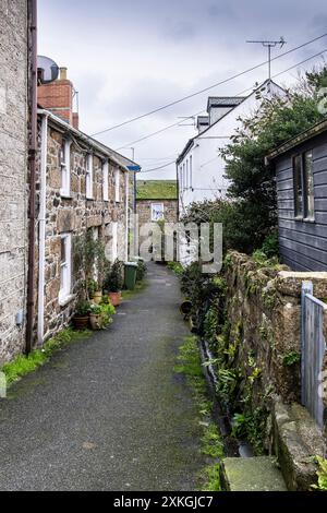 La pittoresca Duck Street nel villaggio costiero di Mousehole in Cornovaglia nel Regno Unito. Foto Stock