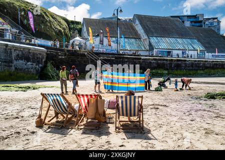 Turisti che si rilassano sulla spiaggia di Towan a Newquay in Cornovaglia nel Regno Unito. Foto Stock