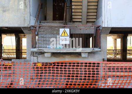 Napoli, Italia. 23 luglio 2024. I servizi di emergenza lavorano presso il sito in cui è crollata una passerella pedonale nella zona Scampia di Napoli. Martedì 23 luglio 2024. Crediti: LaPresse/Alamy Live News Foto Stock