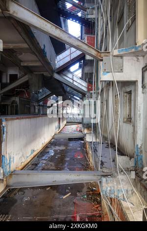 Napoli, Italia. 23 luglio 2024. I servizi di emergenza lavorano presso il sito in cui è crollata una passerella pedonale nella zona Scampia di Napoli. Martedì 23 luglio 2024. Crediti: LaPresse/Alamy Live News Foto Stock