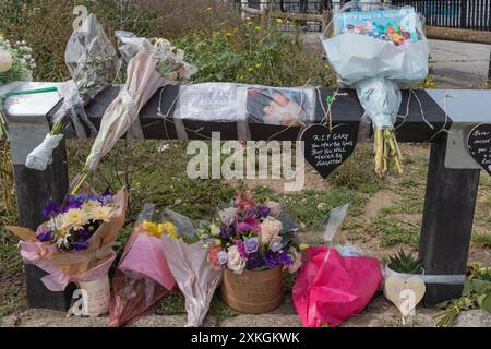 Westcliff on Sea, Regno Unito. 23 luglio 2024. Tributi floreali e messaggi lasciati al parcheggio di Hamlet Court Road dopo un fatale pugnalamento. Gary Hindle, 53 anni, è morto la sera del 18 luglio sul posto e una seconda vittima è stata portata in ospedale con gravi ferite dopo l'attacco. Barry Mooney, un uomo di 55 anni, e' stato accusato di omicidio, tentato omicidio e possesso di un articolo a lama o appuntito. Penelope Barritt/Alamy Live News Foto Stock