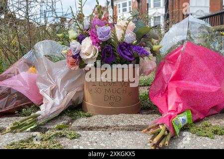 Westcliff on Sea, Regno Unito. 23 luglio 2024. Tributi floreali e messaggi lasciati al parcheggio di Hamlet Court Road dopo un fatale pugnalamento. Gary Hindle, 53 anni, è morto la sera del 18 luglio sul posto e una seconda vittima è stata portata in ospedale con gravi ferite dopo l'attacco. Barry Mooney, un uomo di 55 anni, e' stato accusato di omicidio, tentato omicidio e possesso di un articolo a lama o appuntito. Penelope Barritt/Alamy Live News Foto Stock