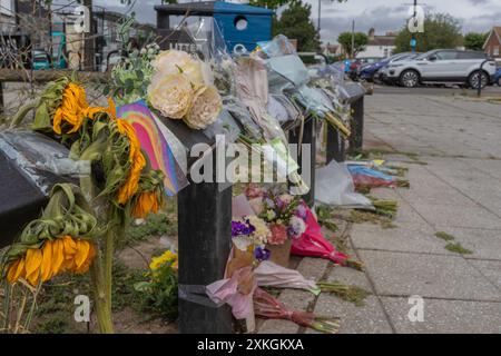 Westcliff on Sea, Regno Unito. 23 luglio 2024. Tributi floreali e messaggi lasciati al parcheggio di Hamlet Court Road dopo un fatale pugnalamento. Gary Hindle, 53 anni, è morto la sera del 18 luglio sul posto e una seconda vittima è stata portata in ospedale con gravi ferite dopo l'attacco. Barry Mooney, un uomo di 55 anni, e' stato accusato di omicidio, tentato omicidio e possesso di un articolo a lama o appuntito. Penelope Barritt/Alamy Live News Foto Stock