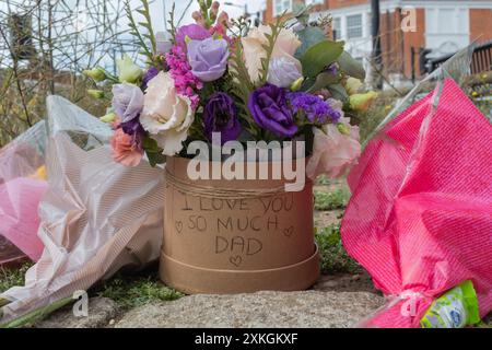 Westcliff on Sea, Regno Unito. 23 luglio 2024. Tributi floreali e messaggi lasciati al parcheggio di Hamlet Court Road dopo un fatale pugnalamento. Gary Hindle, 53 anni, è morto la sera del 18 luglio sul posto e una seconda vittima è stata portata in ospedale con gravi ferite dopo l'attacco. Barry Mooney, un uomo di 55 anni, e' stato accusato di omicidio, tentato omicidio e possesso di un articolo a lama o appuntito. Penelope Barritt/Alamy Live News Foto Stock