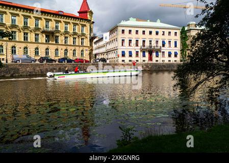 Ammira il canale 17thc e gli incantevoli edifici lungo il fiume con una barca turistica hop-on hop-off che porta i visitatori in gita lungo il canale Gothenburg Svezia EU Foto Stock