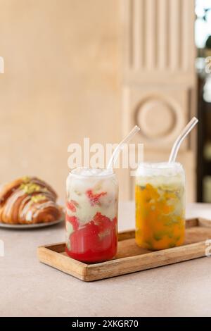 Frutto della passione e bevanda ghiacciata alla fragola. Bevanda fredda estiva. Bevanda vegetariana. Messa a fuoco selettiva. Foto Stock