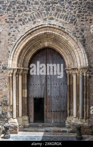 La magnifica porta gotica (1173) nella chiesa di Santa Maria di Maniace, parte del Castello Nelson vicino Bronte, Sicilia, Italia Foto Stock