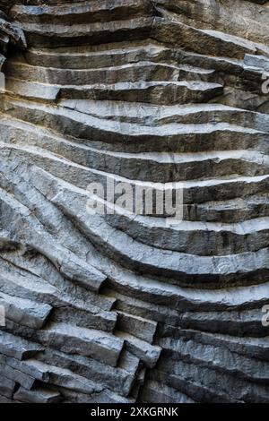 Formazioni rocciose basaltiche colonnari vulcaniche nelle spettacolari gole del fiume Alcantara (Gole dell'Alcantara) vicino all'Etna, Sicilia, Italia Foto Stock