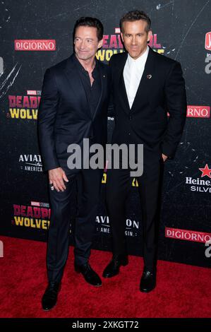 Hugh Jackman e Ryan Reynolds bei der Weltpremiere des Kinofilms 'Deadpool & Wolverine' in David H. Koch Theater. New York, 22.07.2024 Foto Stock